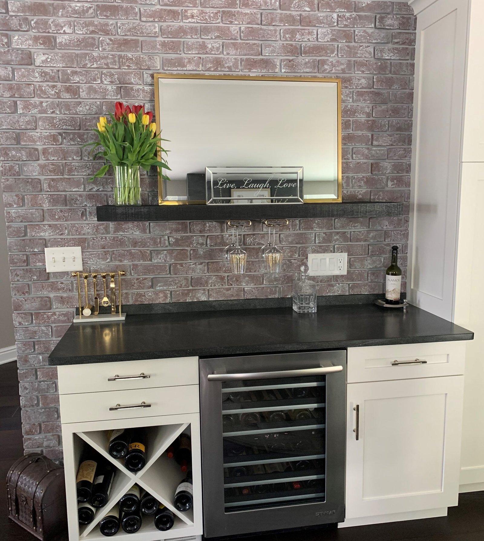 brick veneer Rustic Mini Bar